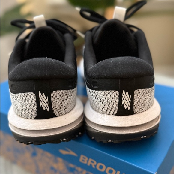 Brooks💎Revel 7 Black White Women’s Running Shoe Sz 8 in Box Excellent Condition - Picture 7 of 8